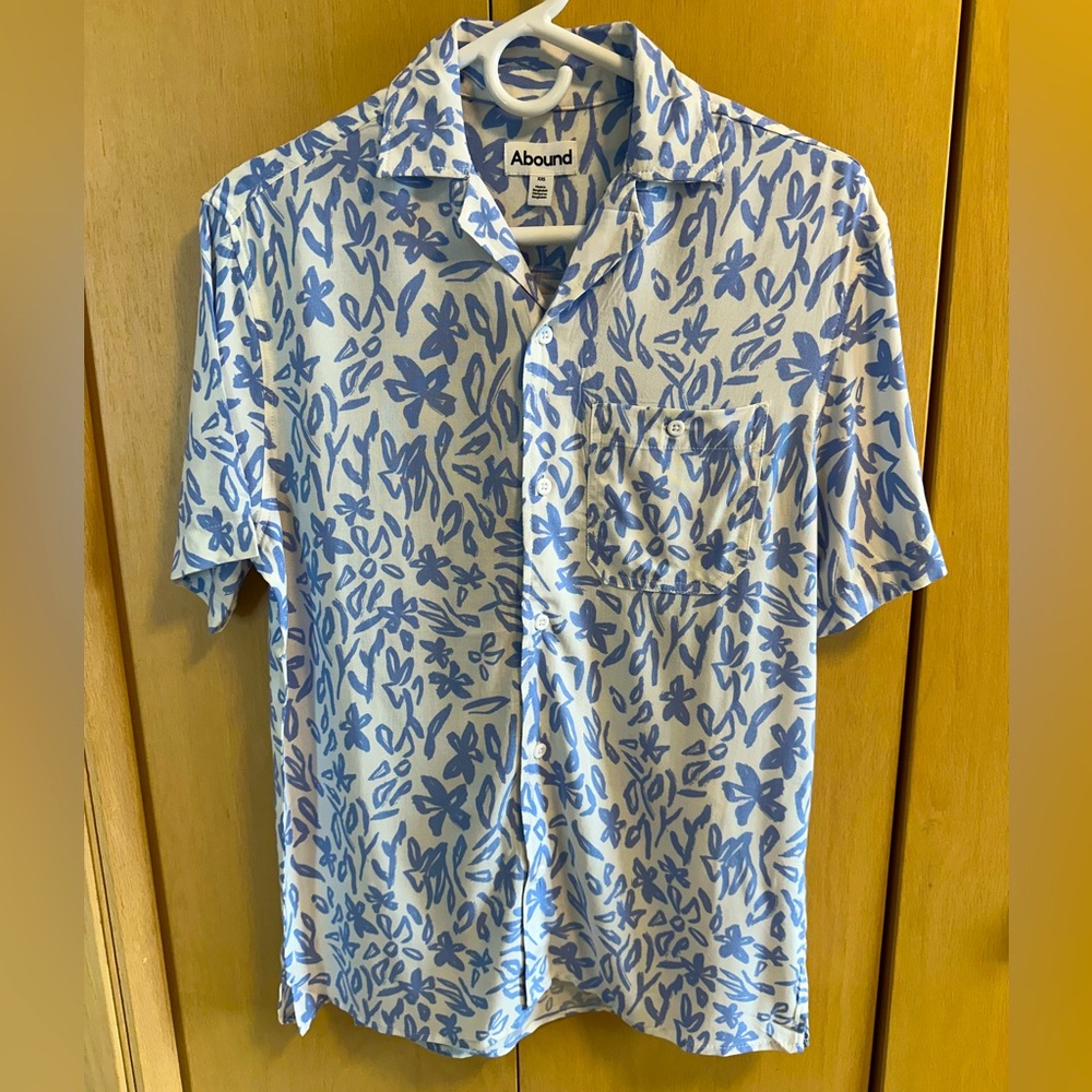 Nordstrom Abound brand Blue Floral Sketch Button-Down Shirt - NWT